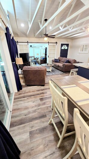 TV connectée, cheminée, livres