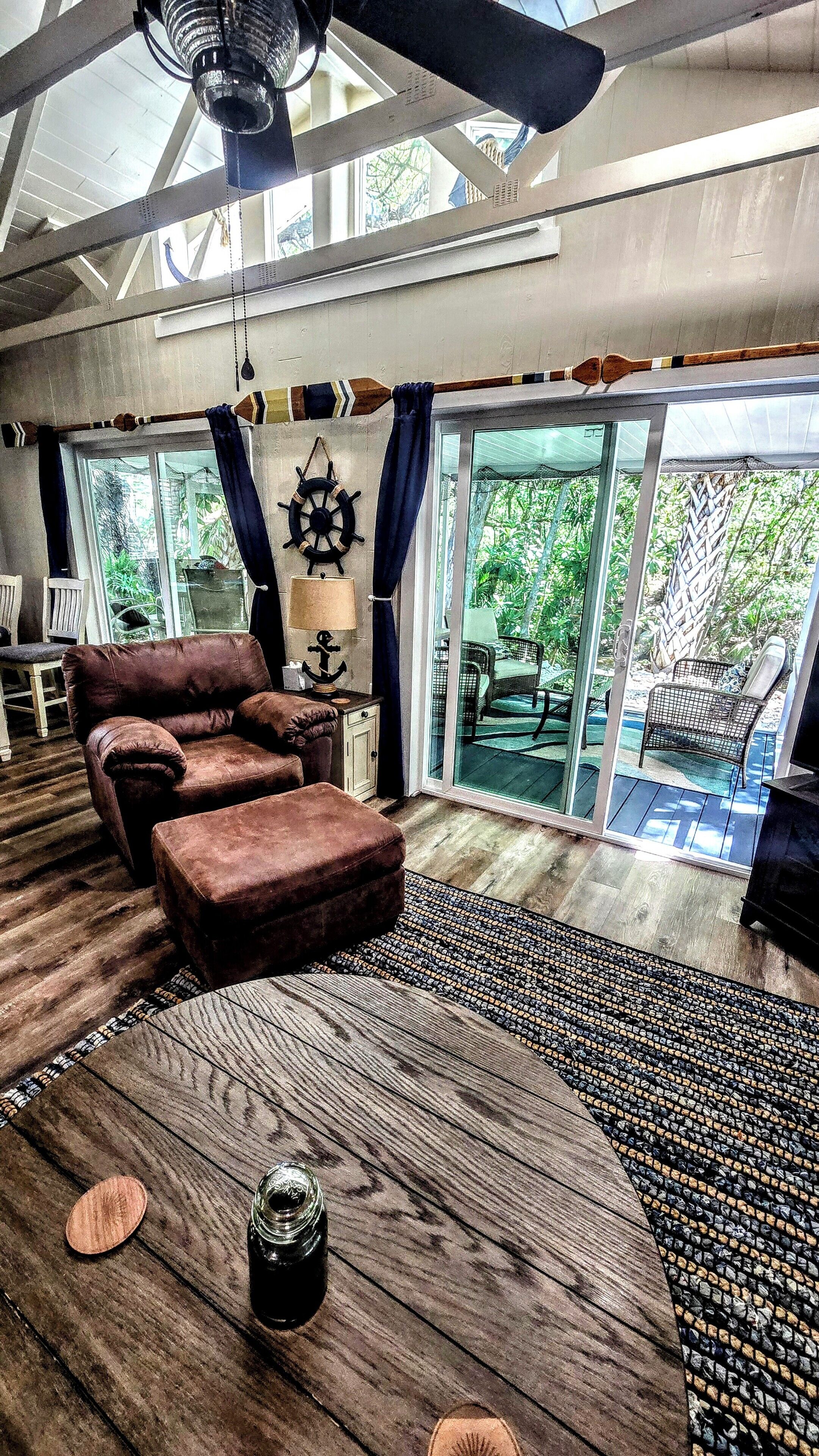 Smart TV, lareira, livros