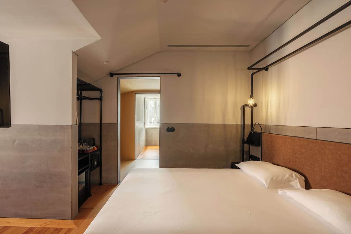 Deluxe Double or Twin Room | 1 bedroom, minibar, in-room safe, desk