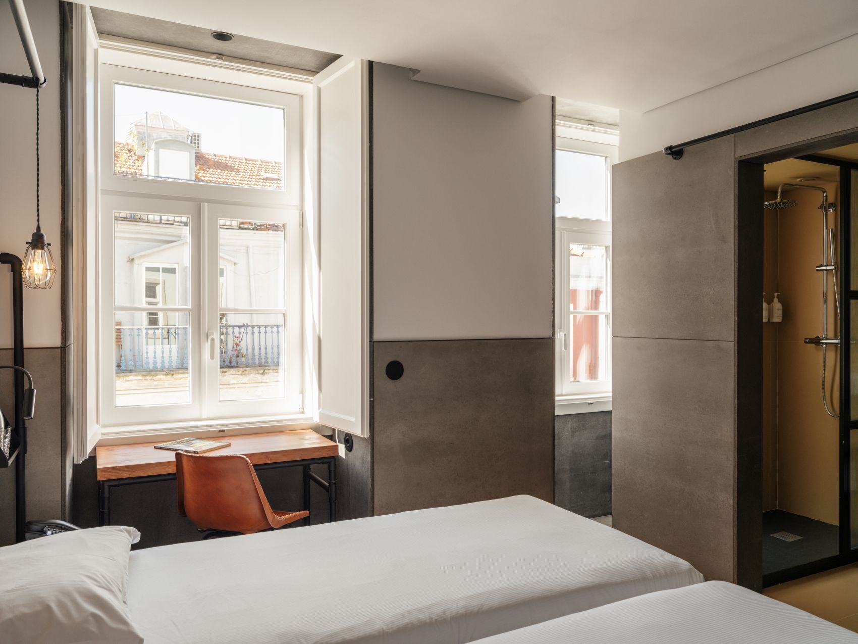 Een minibar, een kluis op de kamer, een bureau, verduisterende gordijnen