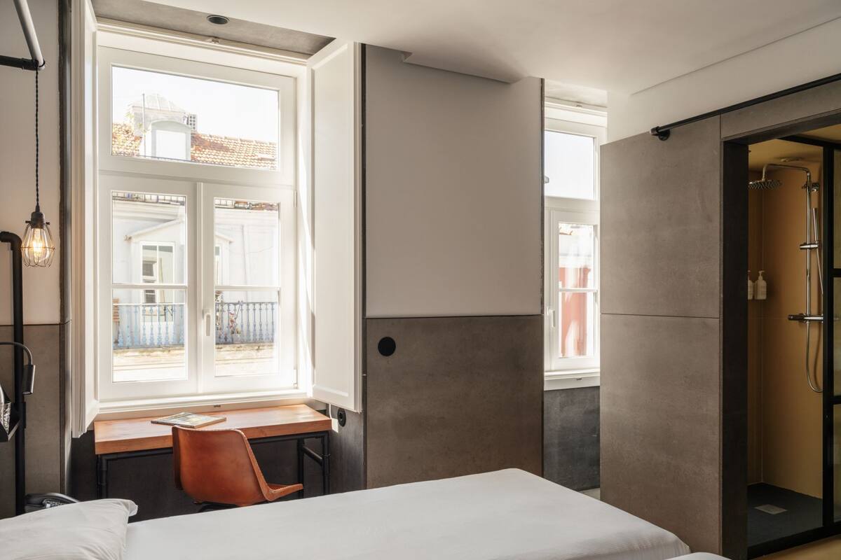 Minibar, caja de seguridad en la habitación y escritorio