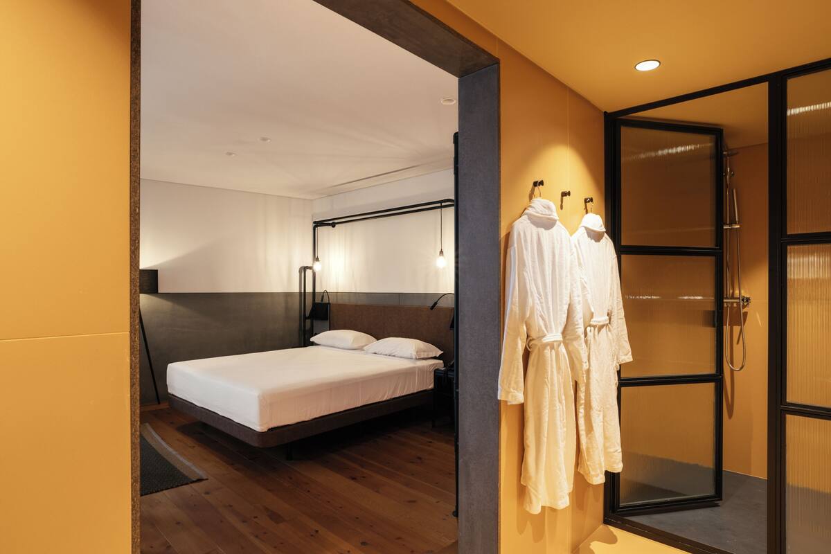 Minibar, caja de seguridad en la habitación y escritorio