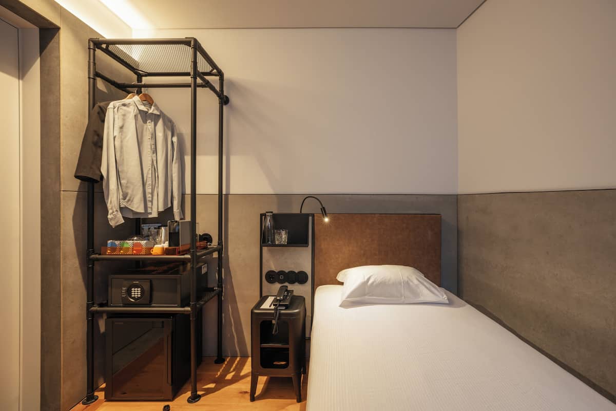 Single Room, 1 Twin Bed | 1 bedroom, minibar, in-room safe, desk