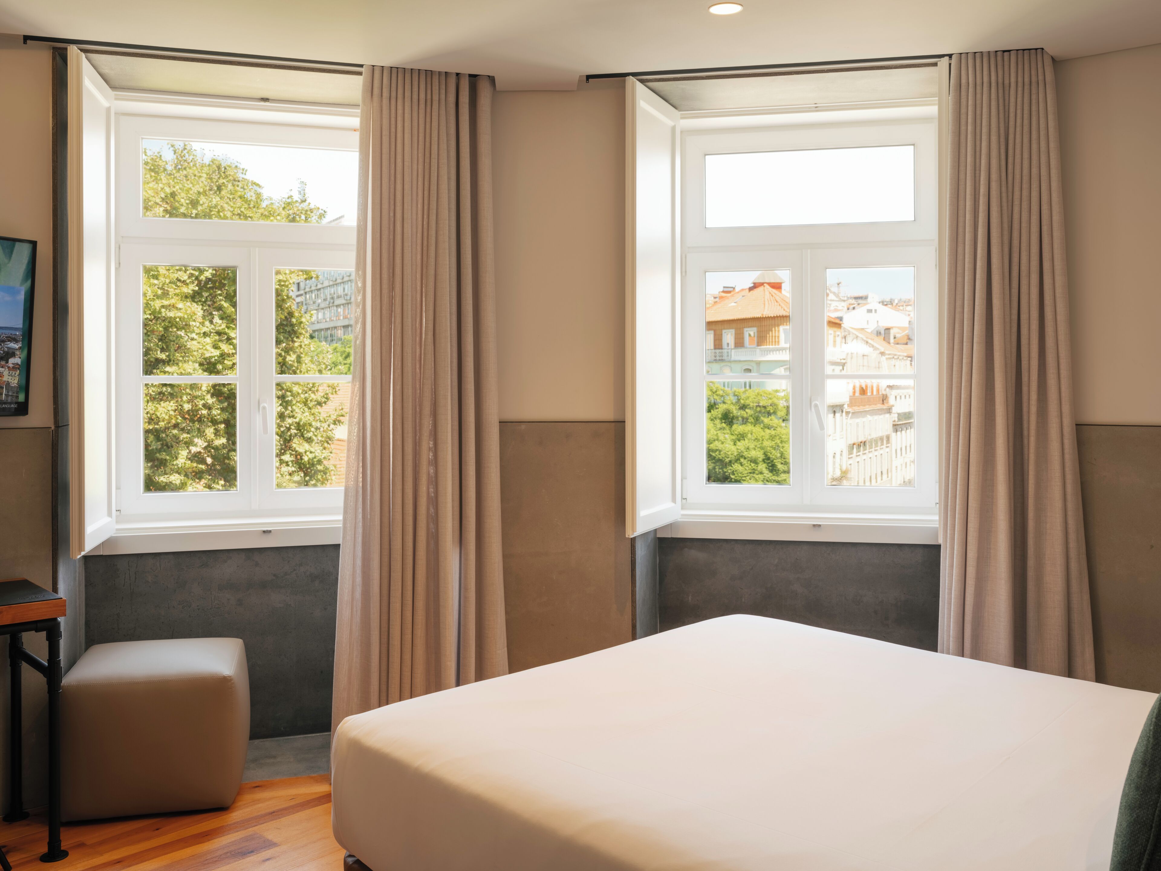 Superior Double or Twin Room | Minibar, in-room safe, desk, blackout drapes