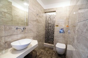 Shower, hair dryer, towels, soap - Finikas Santorini (Kamari)