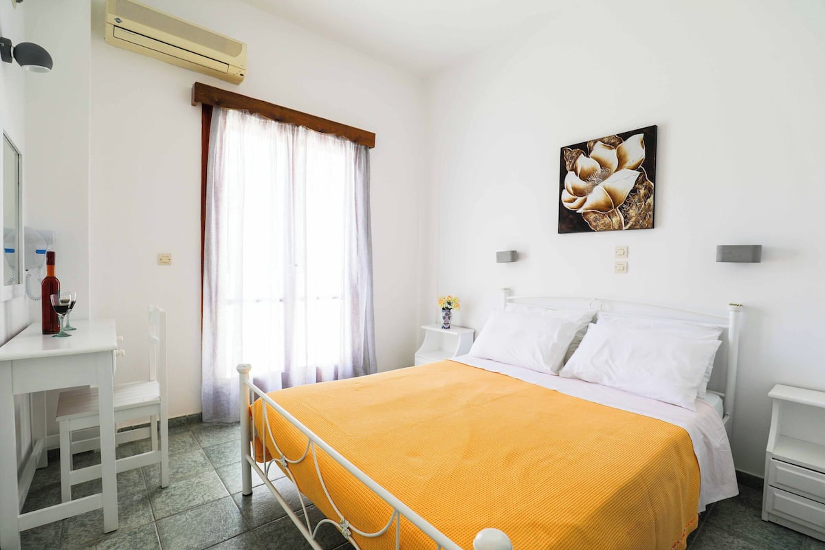 1 bedroom, in-room safe, iron/ironing board, free WiFi
