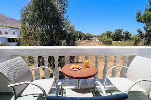 Comfort trippelrum - balkong - utsikt mot innergården | Balkongutsikt