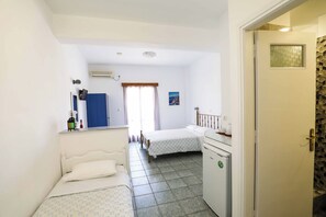 Comfort-Dreibettzimmer, Balkon, Blick auf den Innenhof | 1 Schlafzimmer, Zimmersafe, Bügeleisen/Bügelbrett, kostenloses WLAN
