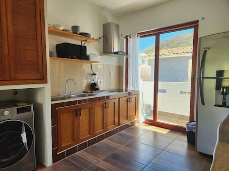 Condo clásico | Cocina privada | Refrigerador, microondas, licuadora y utensilios de cocina