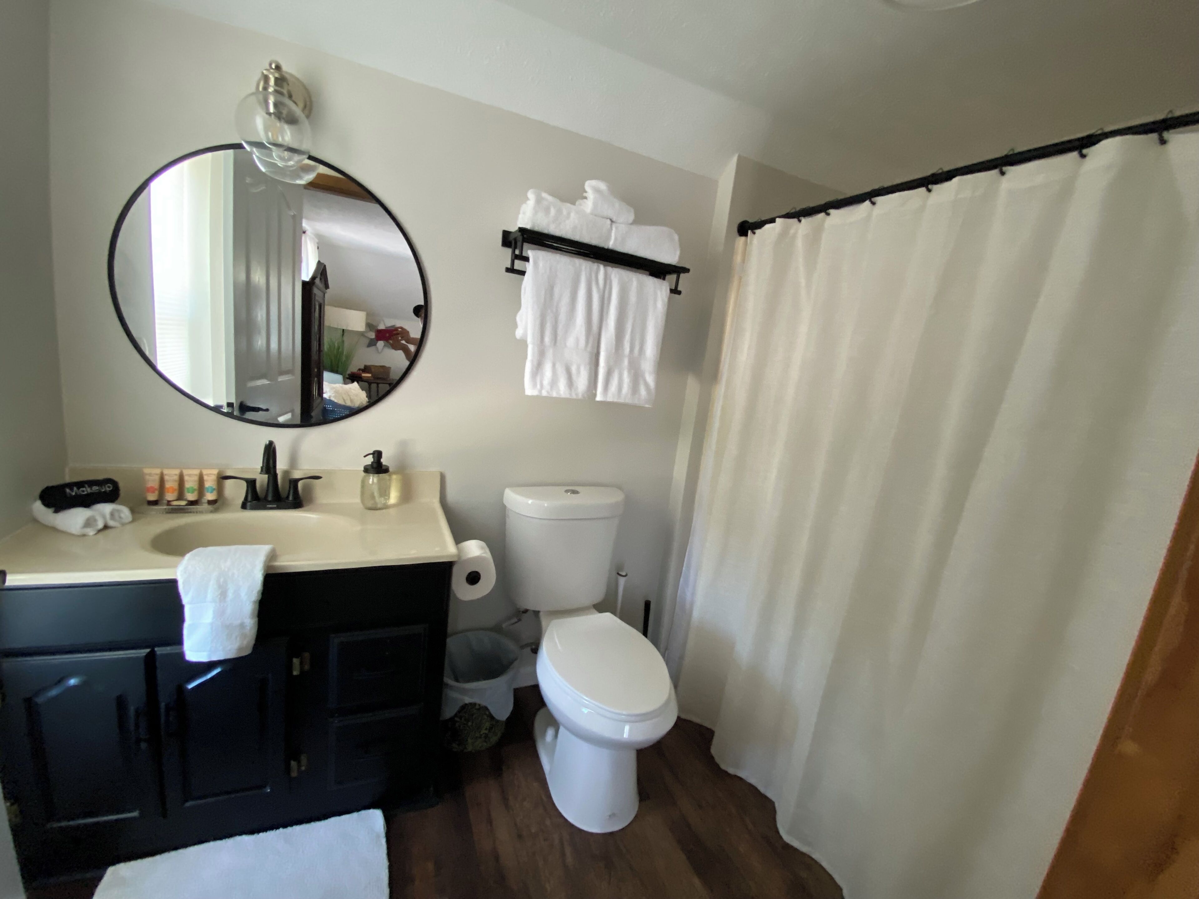 Dusch, hårtork, handdukar och tvål