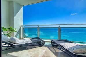 Property grounds - Luxury 3-Bedroom Condo at The Cliff - Beachfront Resort with Spa & Restaurant (Cupecoy)