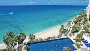 Inomhuspool och utomhuspool