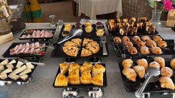 Petit déjeuner complet compris tous les jours