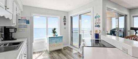 Réfrigérateur, four à micro-ondes, un four, surface de cuisson