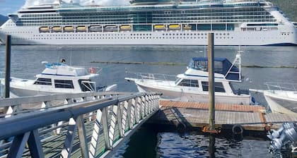 Alaskan Fishing package, water front 3 bedroom apt, Car and fishing boat