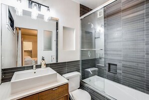 Secadora de cabello, toallas, jabón, papel de baño 