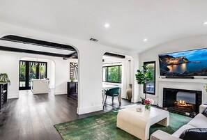 Smart TV y chimenea 