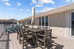Outdoor dining - New! Sandbridge Beach, 5bd/3Bth, Boat, Surf, Swim (Virginia Beach)