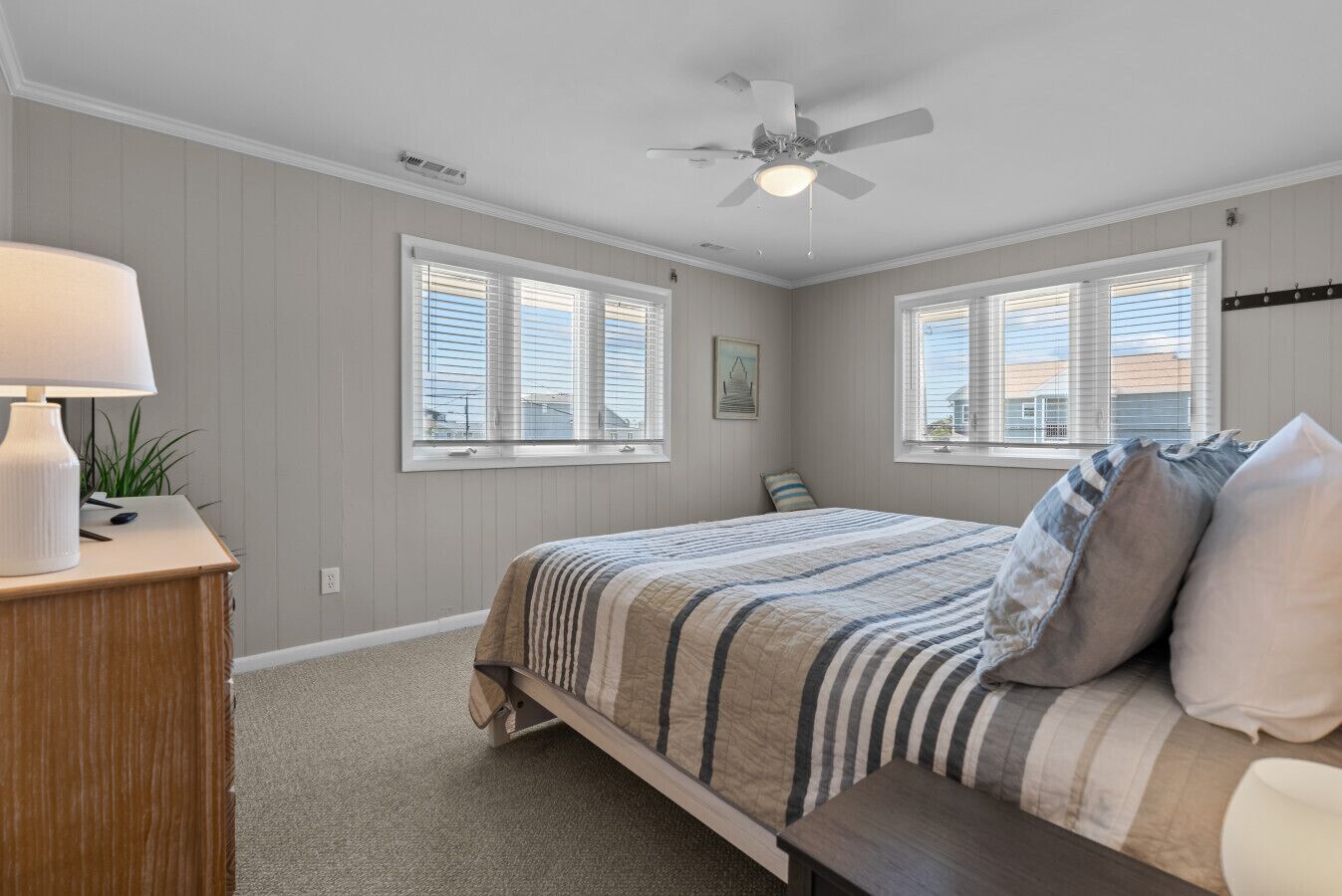 5 chambres, bureau, fer et planche à repasser, lit parapluie