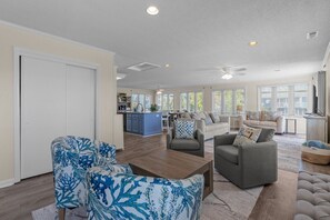 Smart-tv, een open haard en tafelvoetbal