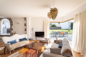 Una televisión, una chimenea