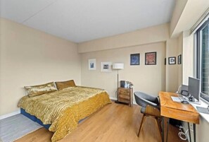 2 bedrooms, desk, iron/ironing board, WiFi