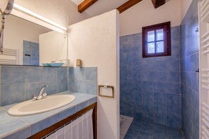 Secador de cabelo, toalhas de banho