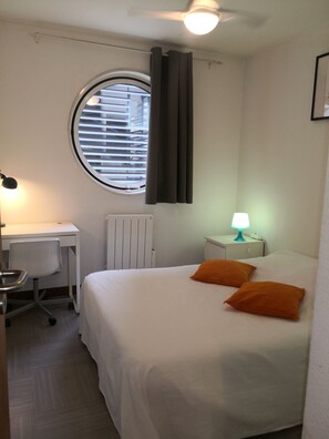 6 bedrooms, desk, iron/ironing board, travel cot