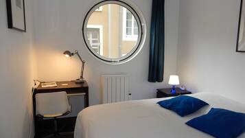 6 chambres, bureau, fer et planche à repasser, lit parapluie