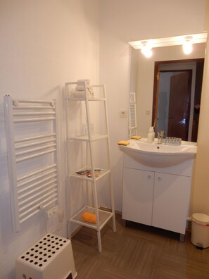 Secadora de cabello, toallas, jabón, shampoo 