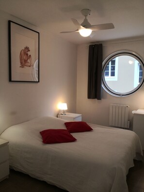 6 bedrooms, desk, iron/ironing board, travel crib