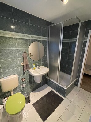 Haartrockner, Handtücher, Seife, Toilettenpapier