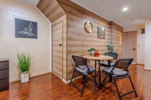 Dining - Modern Studio in Central Glendale – Pool, Jacuzzi & Free Parking! (Glendale)
