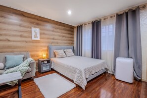 1 bedroom, iron/ironing board, WiFi, bed sheets - Modern Studio in Central Glendale – Pool, Jacuzzi & Free Parking! (Glendale)