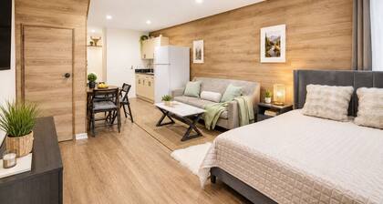 Modern Studio in Central Glendale – Pool, Jacuzzi & Free Parking!