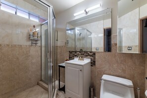 Een douche, een haardroger, handdoeken, zeep