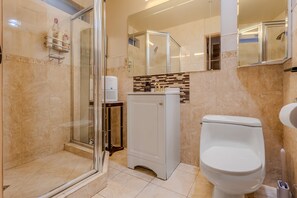Dusche, Haartrockner, Handtücher, Seife
