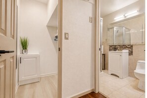 Dusche, Haartrockner, Handtücher, Seife