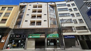 A hotel with multiple floors, large windows, and a sign for 'Hotel Santa Isabel'. - Hotel Santa Isabel II (Ipiales)