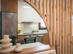 ثلاجة، فرن، موقد طهي مسطح، غسالة أطباق