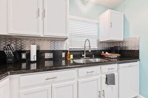 Fridge, microwave, oven, stovetop - Spacious & Cozy Sugar Land Home – Perfect for Families and Remote Workers (Sugar Land)