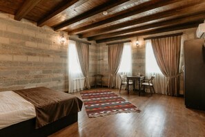 Habitación triple familiar, vistas a la ciudad | Vistas desde la habitación