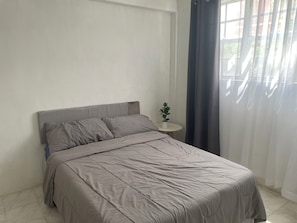 2 habitaciones, tabla de planchar con plancha y cuna de viaje