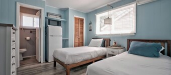 Seashore Condo Hotel #5, Cozy Fire Island Escape, Near Ferry - With Bay Views and Steps from the Beach.