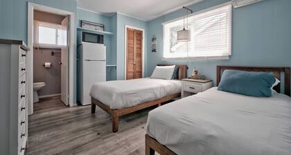 Seashore Condo Hotel #5, Cozy Fire Island Escape, Near Ferry - With Bay Views and Steps from the Beach.