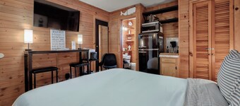 Seashore Condo Hotel #10, Cozy Fire Island Escape, Near Ferry - With Bay Views and Steps from the Beach.