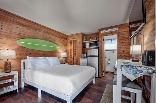 Seashore Condo Hotel #11, Cozy Fire Island Escape, Near Ferry - With Bay Views and Steps from the Beach.