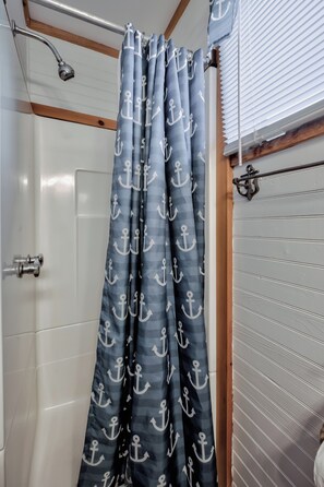 Douche, serviettes fournies