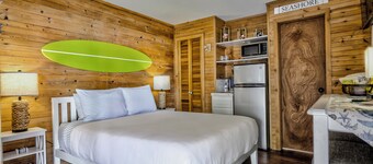 Seashore Condo Hotel #11, Cozy Fire Island Escape, Near Ferry - With Bay Views and Steps from the Beach.