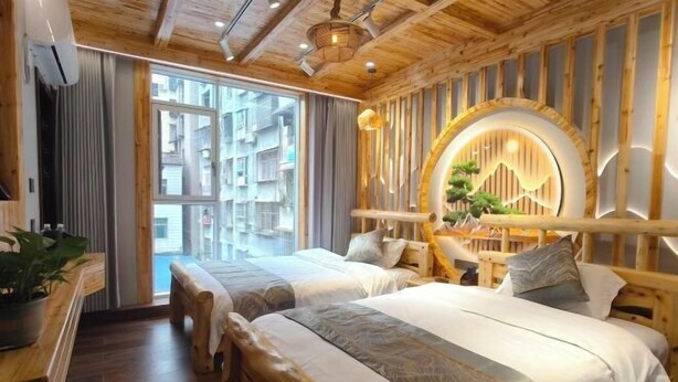 A wooden-themed hotel room with two beds, a large window, and a decorative wall panel. - Home Inn Huayi Hotel (Wudangshan Jingqu Rukou Road) (Danjiangkou)